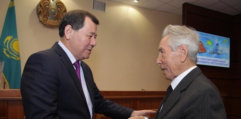 Глава региона Карим Кокрекбаев вручил юбилейные медали ко Дню Конституции